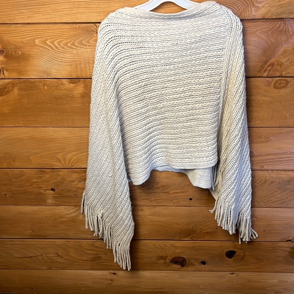 Knitted women’s‎  beige poncho sweater one size fringe acrylic soft lightweight - Picture 2 of 7